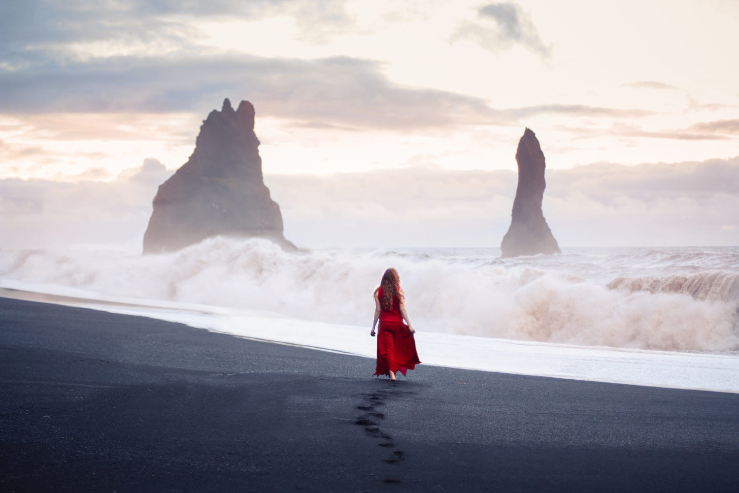 Девушка в красном платье на пляже в Исландии. Фотограф Элизабет Гэдд