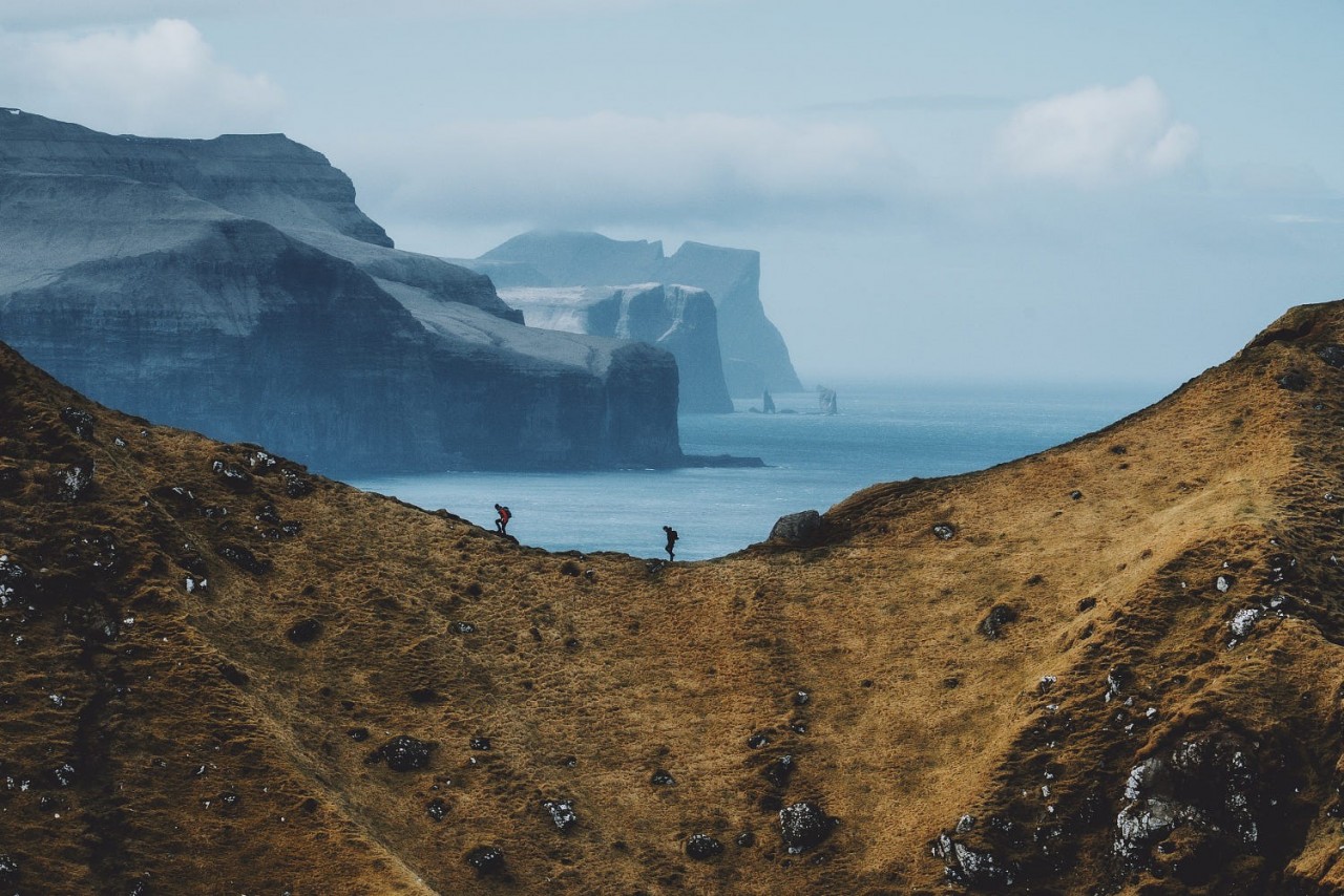 Ходоки у обрыва на Фарерских островах. Фотограф Дэниел Кассон