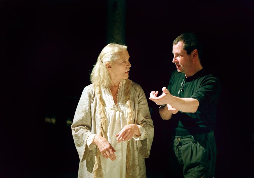 Лорен Бэколл и Ларс фон Триер на съёмках фильма Мандерлей, 2005