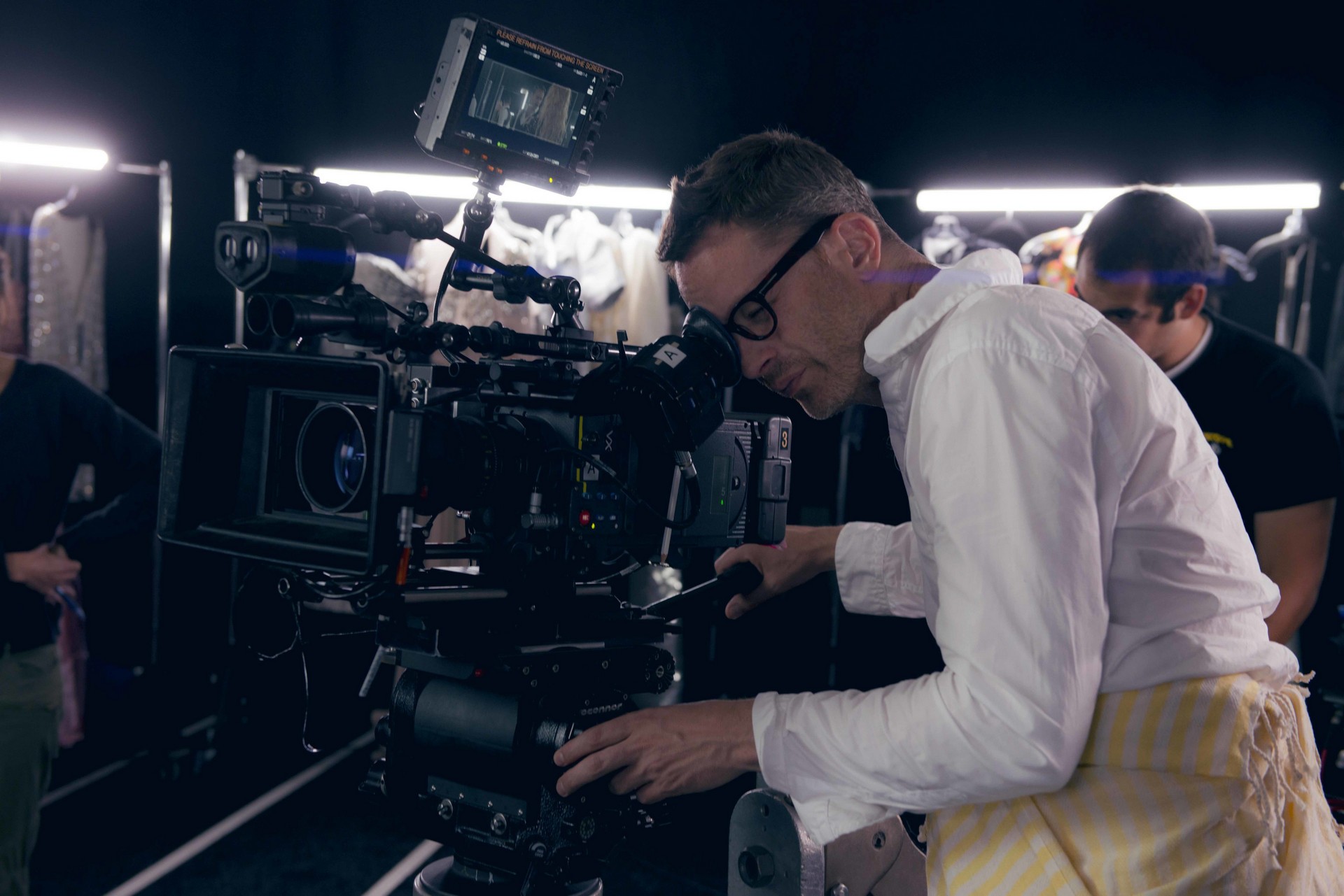 Николас Виндинг Рефн на съёмочной площадке триллера Неоновый демон, 2016