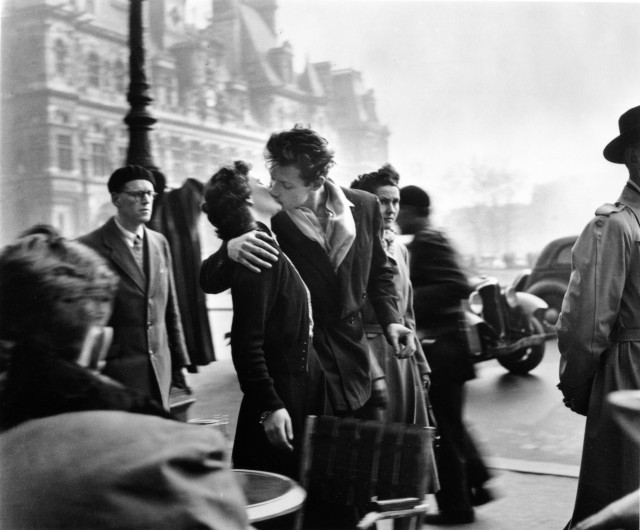Поцелуй у здания муниципалитета, Париж, 1950. Фотограф Робер Дуано