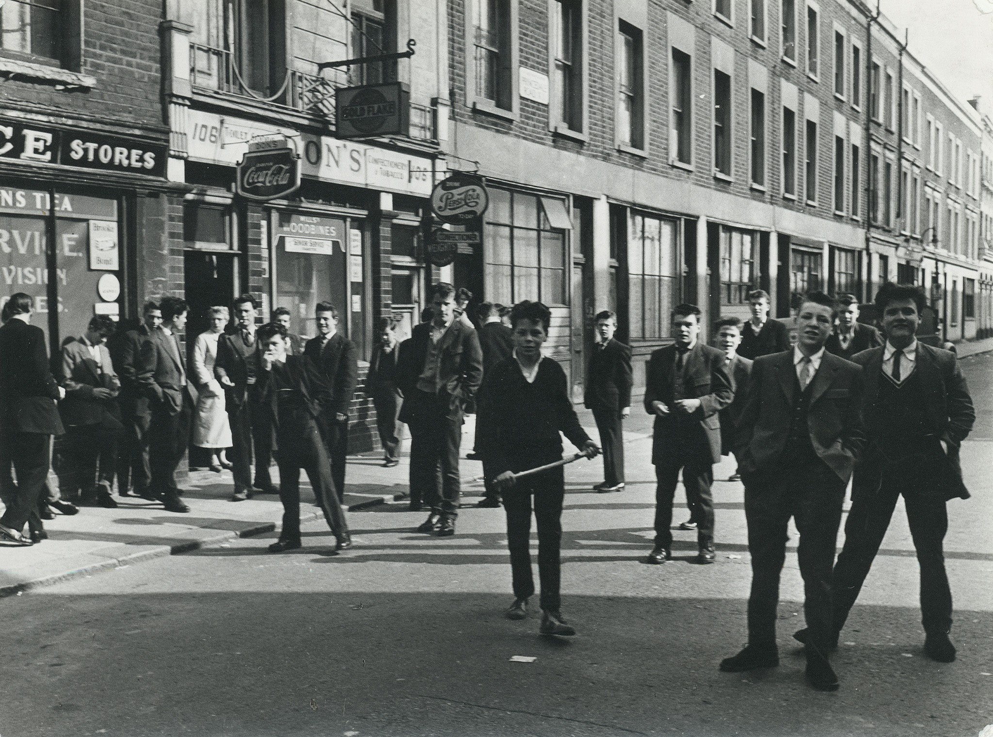 Группа Тедди-боев, Лондон, 1956. Фотограф Роджер Мэйн