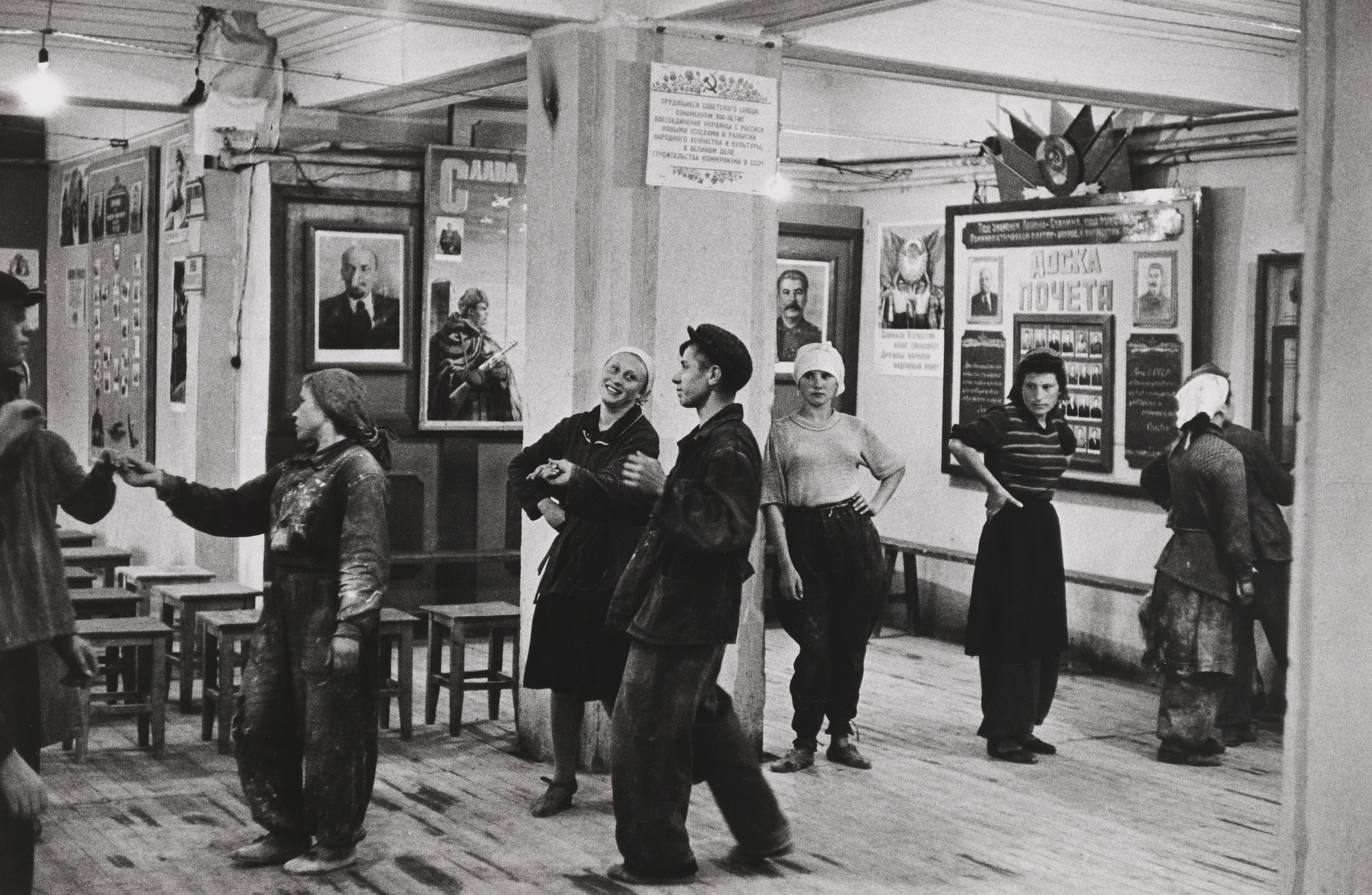 Столовая для работников строительства отеля Метрополь, Москва, 1954. Фотограф Анри Картье-Брессон