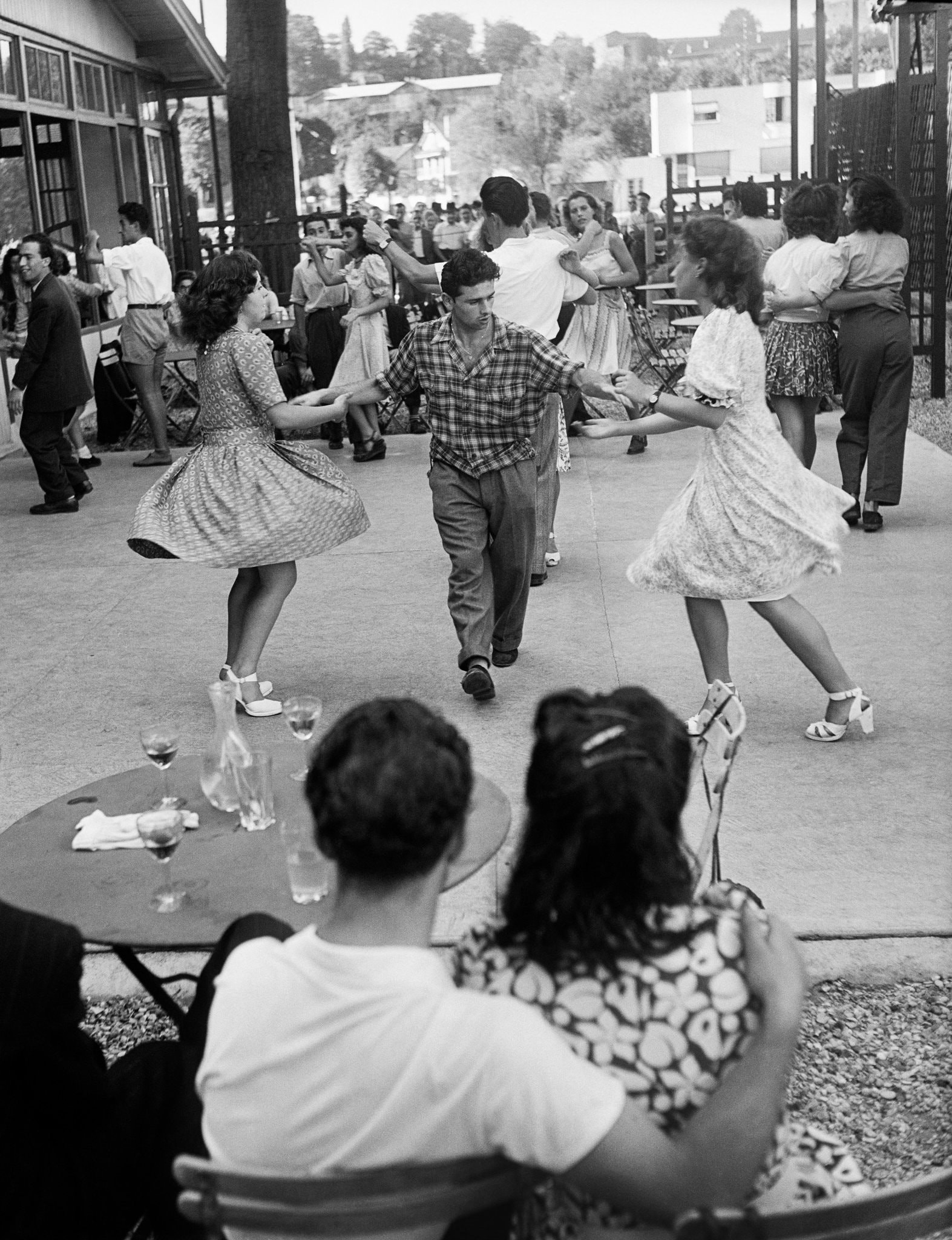 На уличном балу в Жуанвиль-ле-Пон под Парижем, 1947. Фотограф Вилли Ронис