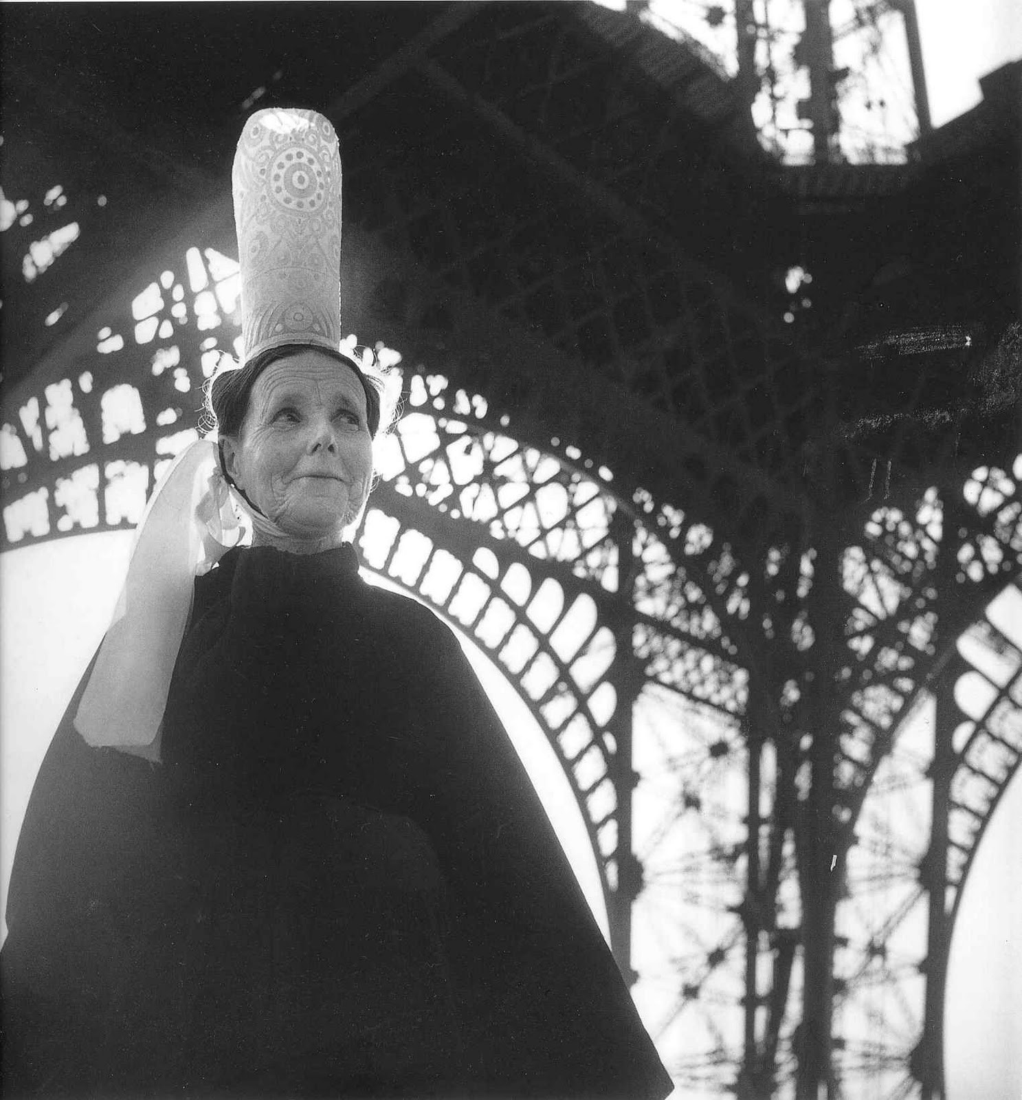 Бигуден и Эйфелева башня, Париж, 1950. Фотограф Робер Дуано