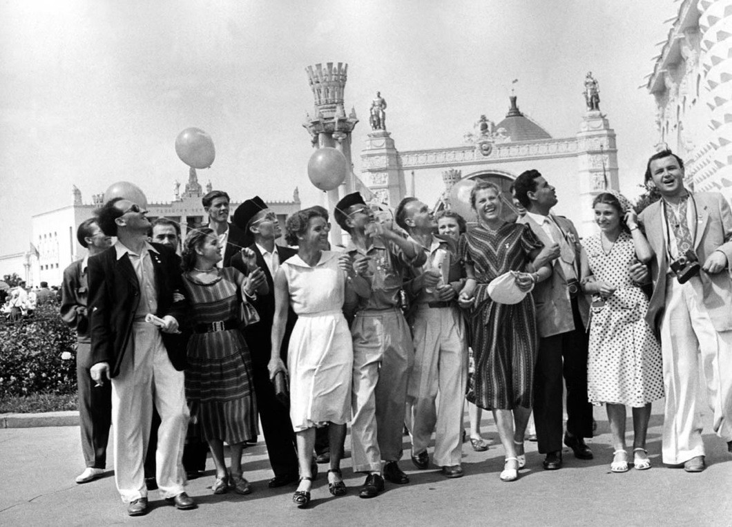 Делегаты из Индонезии и Туниса среди москвичей на Всемирном фестивале молодежи и студентов. Москва, 1957 год. Фотограф Эммануил Евзерихин