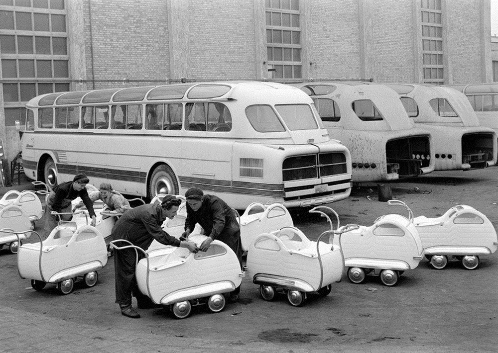 На заводе Икарус производят детские коляски, 1954. Фотограф Эрнё Вадаш