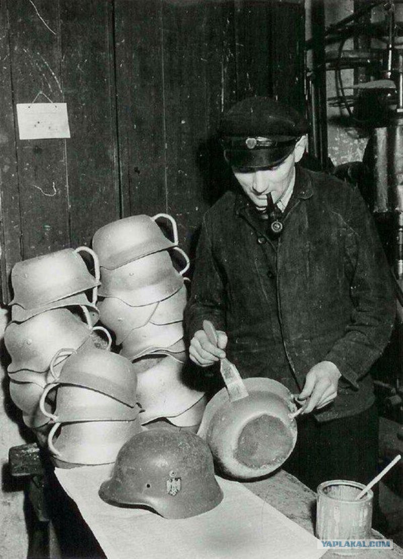 Пpoизводство ночных горшков из немецких касок, Дания, 1945. Автор неизвестен