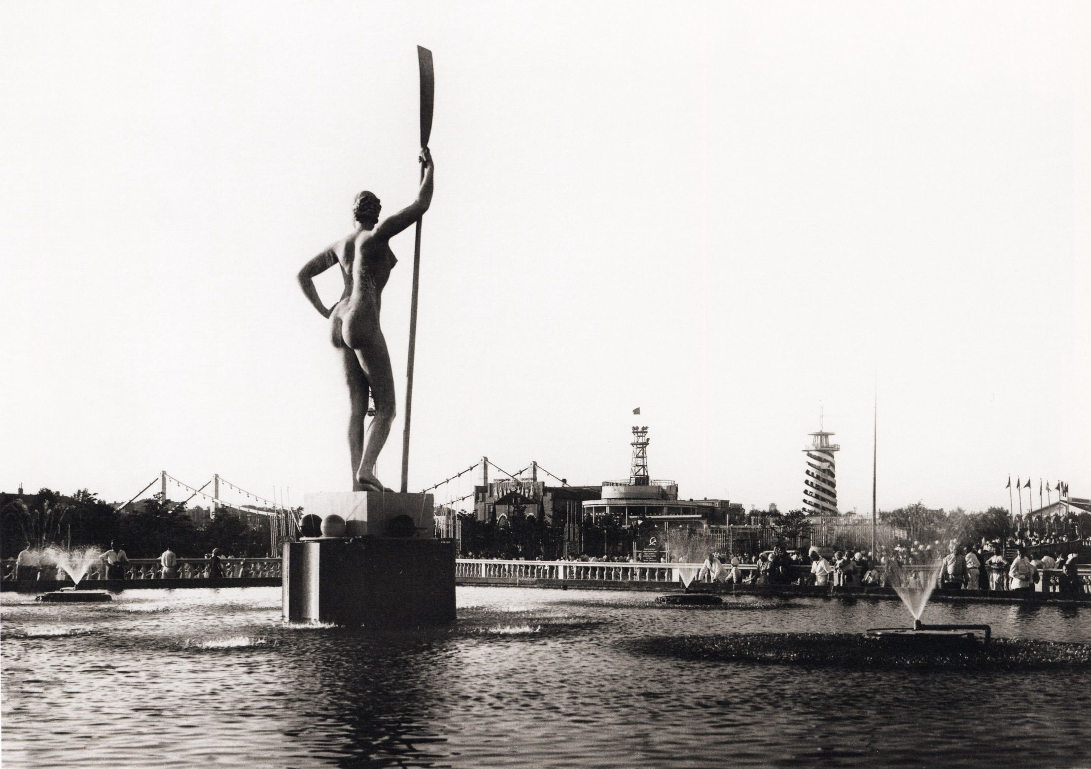 Девушка с веслом в Парке имени Горького, 1930-е. Фотограф Наум Грановский
