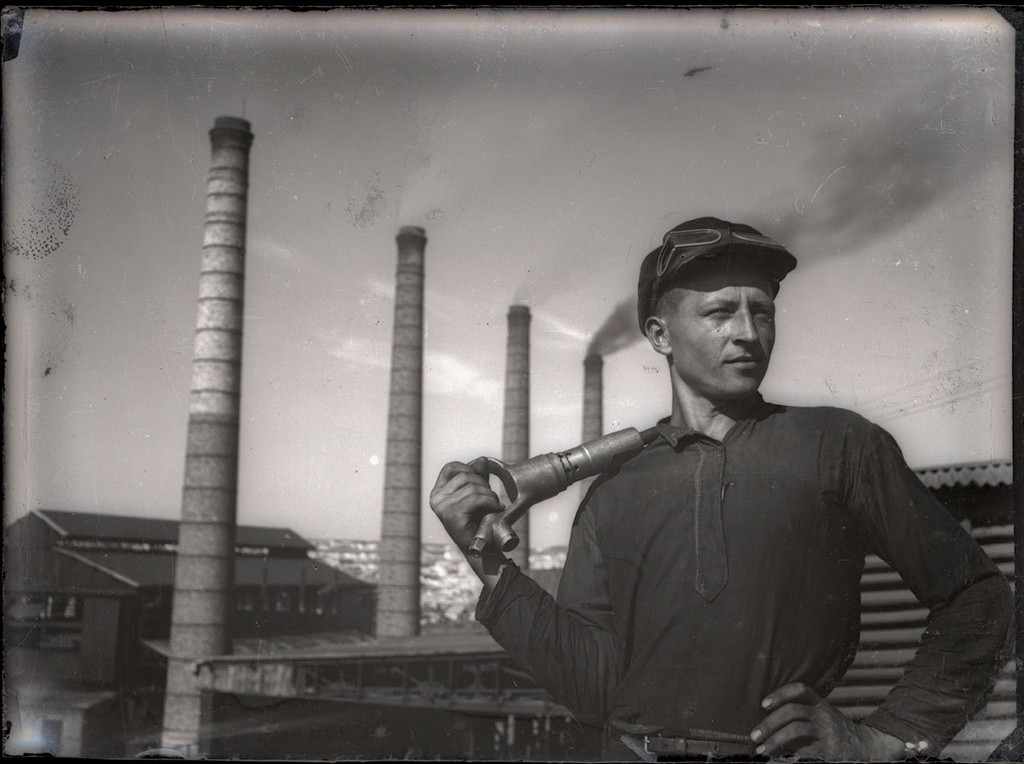 Рабочий. Донбасс, 1934. Фотограф Евгений Халдей