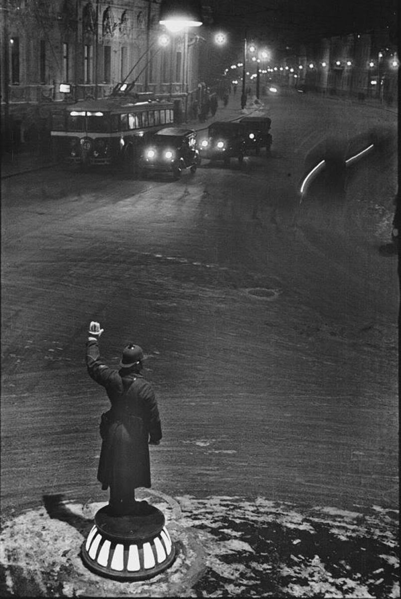 Милиционер-регулировщик ночью на Арбатской площади, 1936. Фотограф Марк Марков-Гринберг