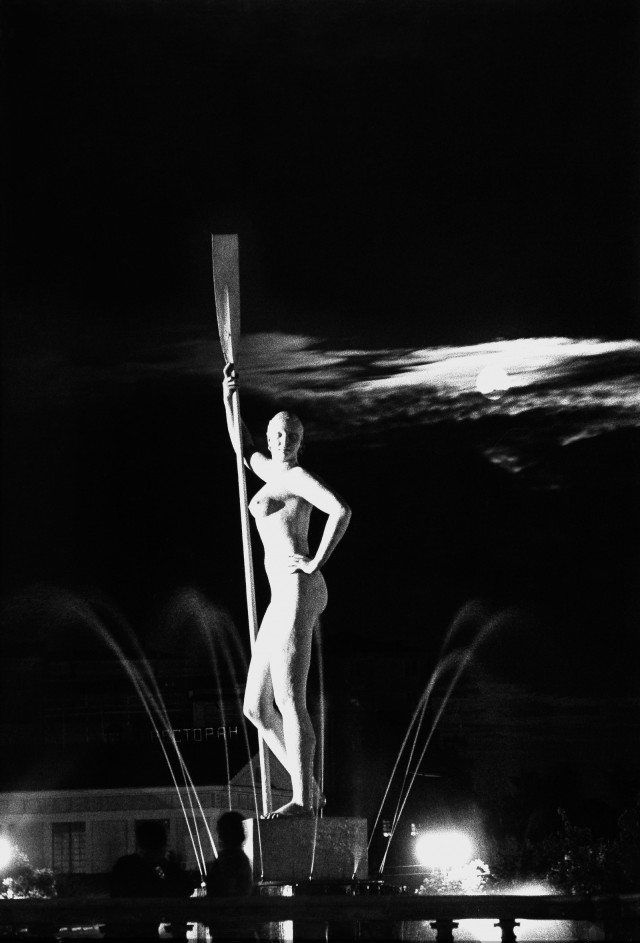 Девушка с веслом, ночью в ЦПКиО им. Горького, 1930. Фотограф Марк Марков-Гринберг