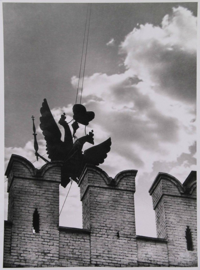 Поворот истории (снятие орлов на кремлевской башне), 1935. Фотограф Марк Марков-Гринберг