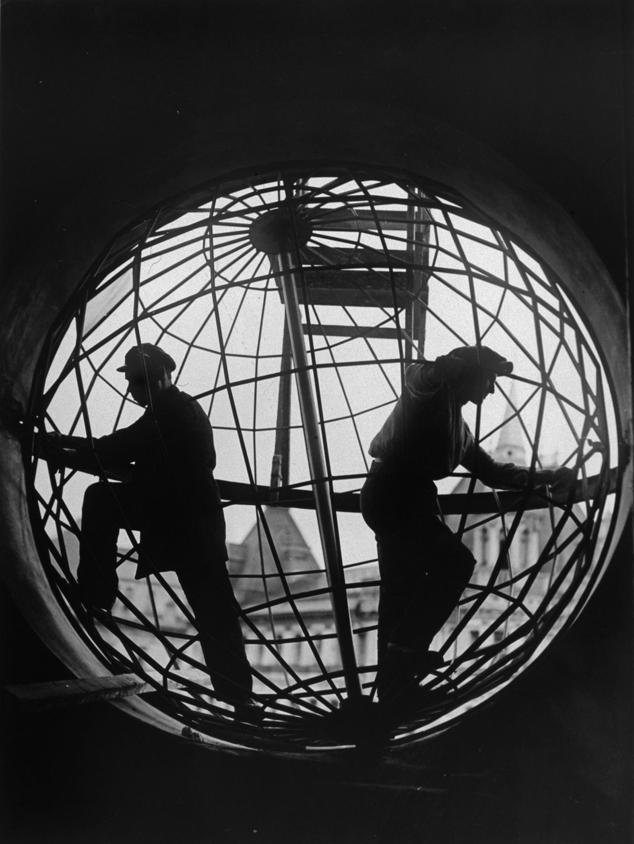 Монтаж конструкции глобуса на Центральном телеграфе, 1928. Фотограф Аркадий Шайхет