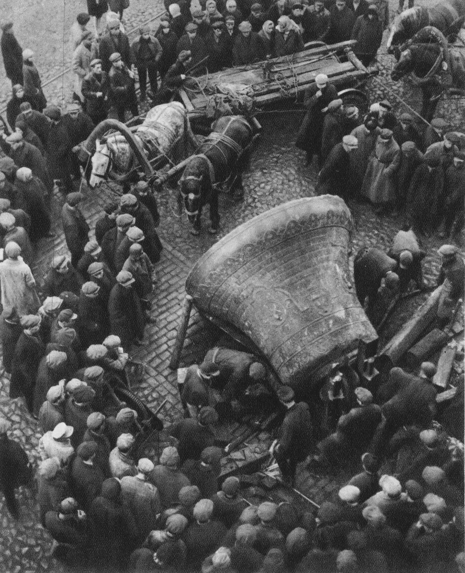 Сброс колоколов со Страстного монастыря, 1929. Фотограф Аркадий Шайхет