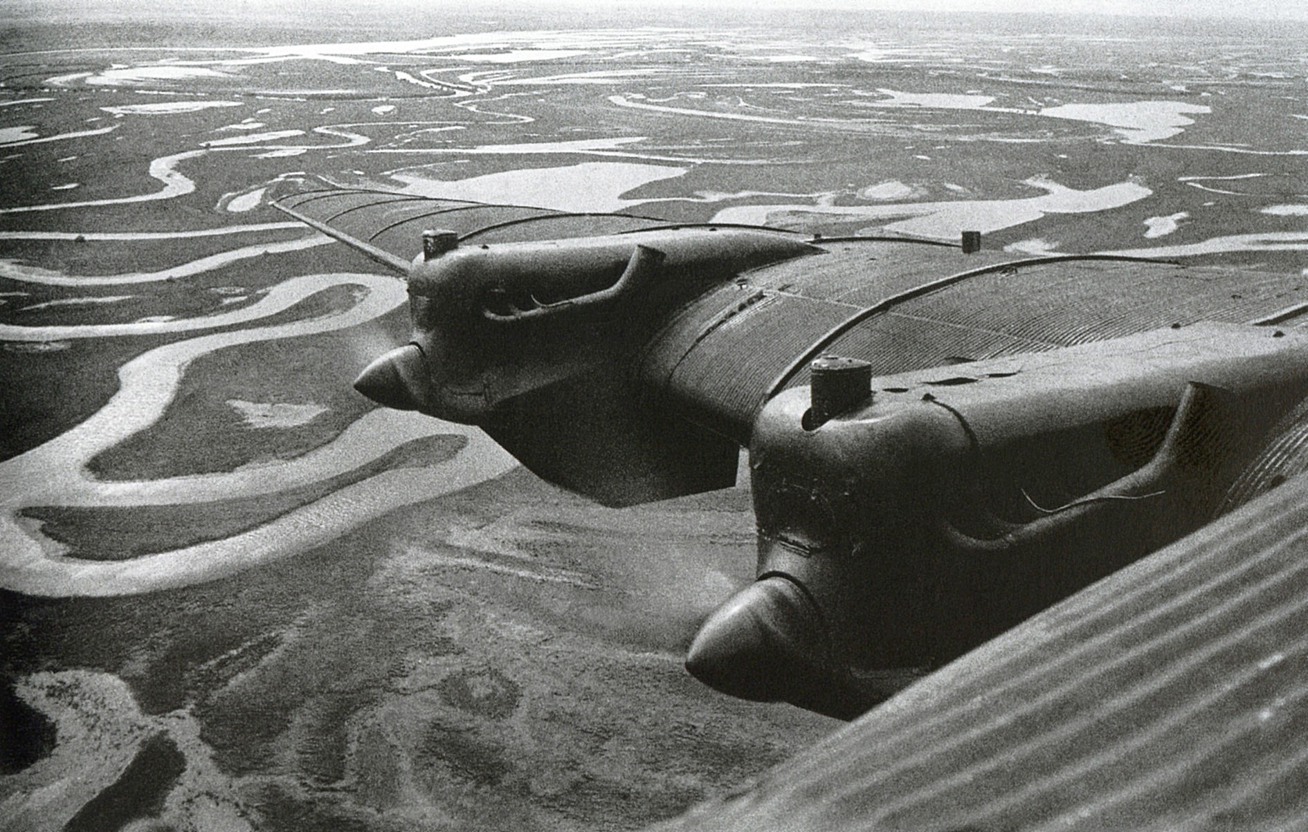 Под крылом самолета, 1936 . Фотограф Иван Шагин