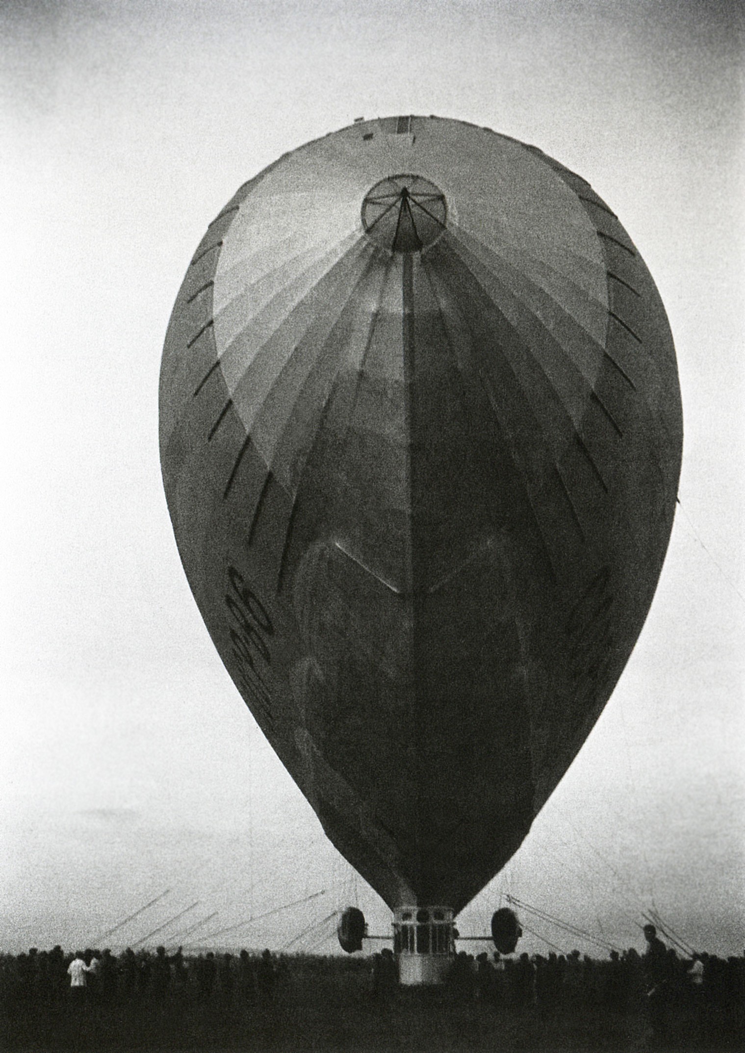Дирижабль СССР- В6, 1936. Фотограф Иван Шагин — Советское авангардное фото: уникальное, феноменальное, неповторимое / Камералабс