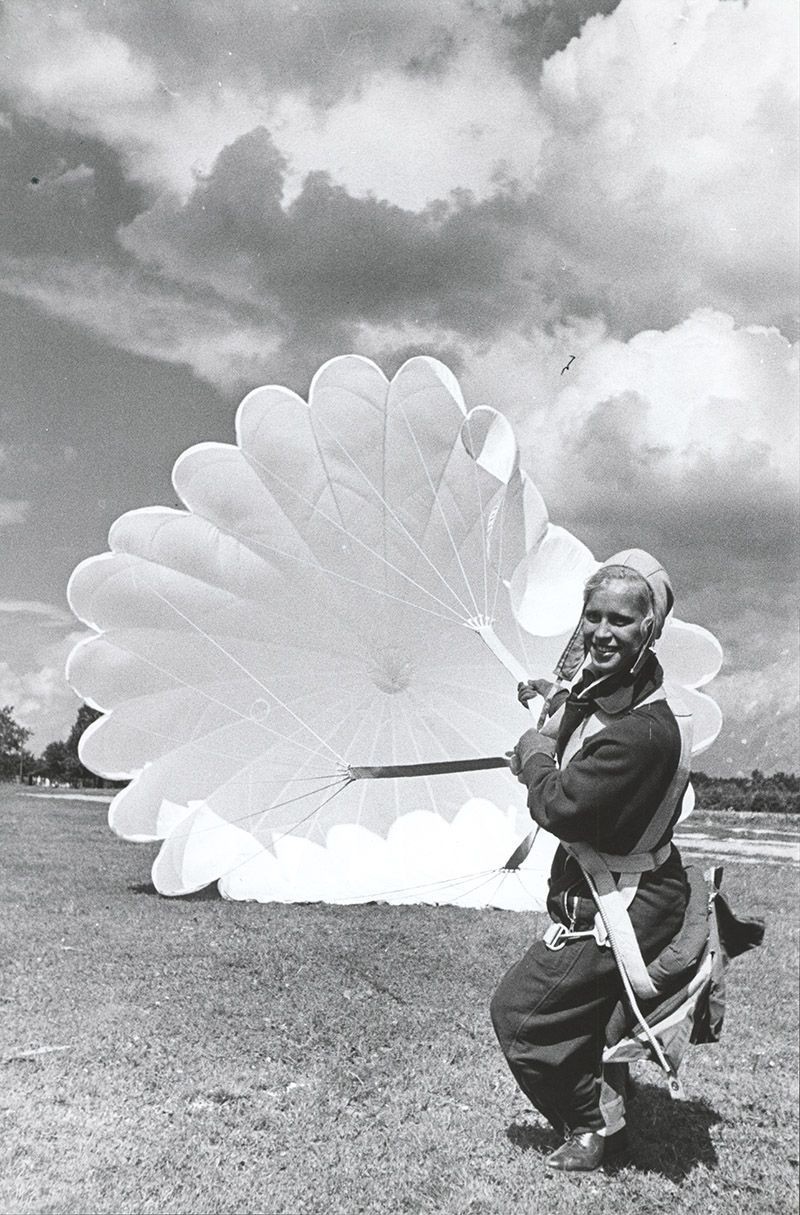 Муза Малиновская, одна из первых женщин-парашютисток, 1937. Фотограф Виктор Руйкович
