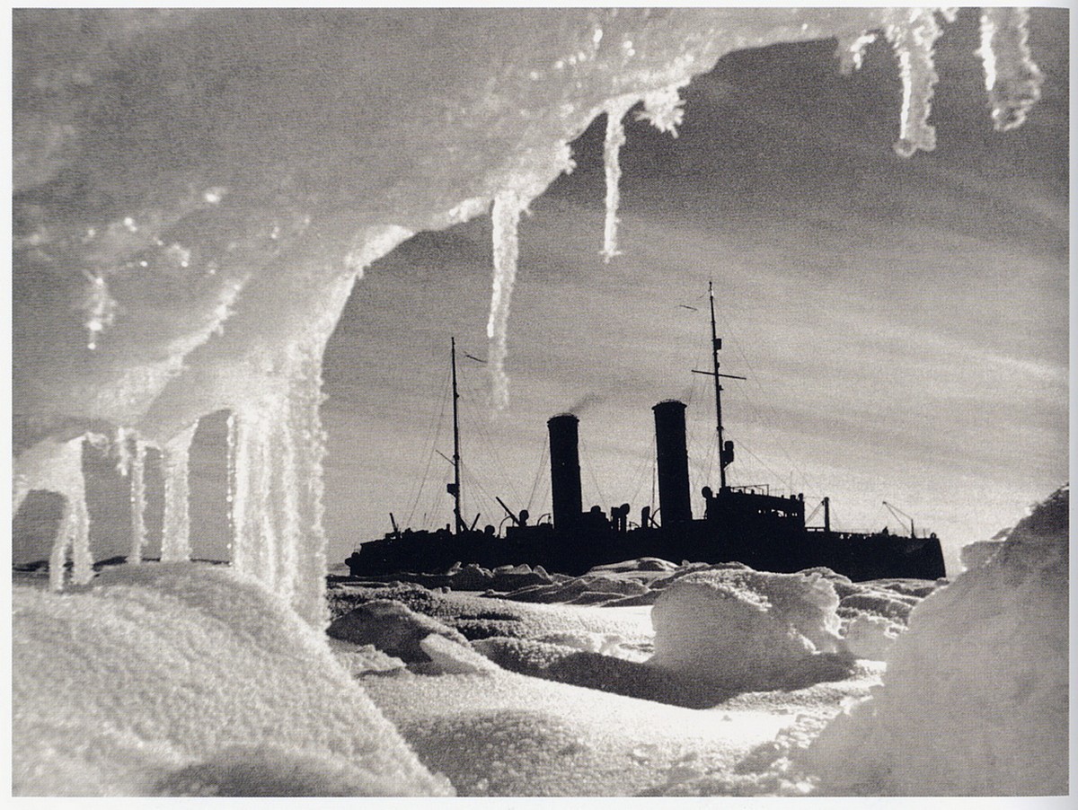 Ледокол Красин во льдах Арктики, 1936. Фотограф Дмитрий Дебабов