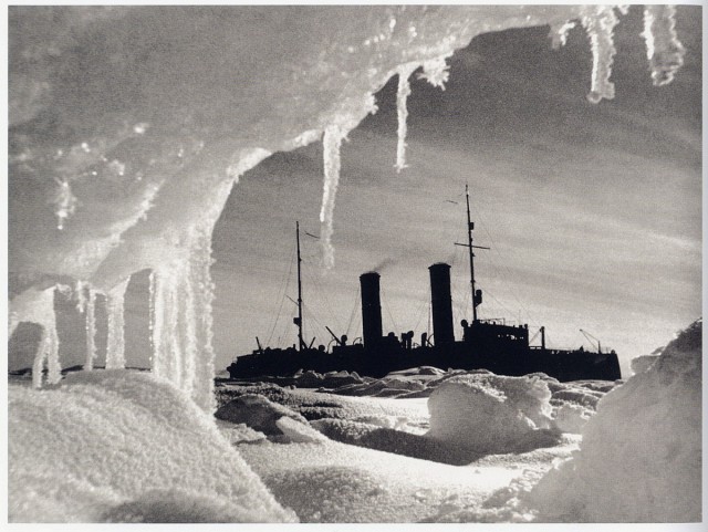 Ледокол Красин во льдах Арктики, 1936. Фотограф Дмитрий Дебабов