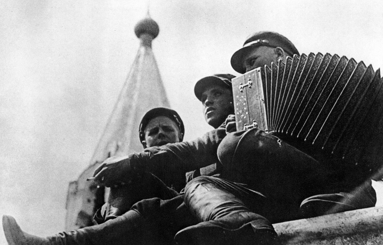 Красноармейская песня, 1928. Фотограф Григорий Зельма