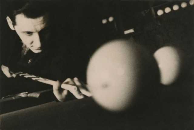 Игрок в бильярд, 1928-1930. Фотограф Елеазар Лангман
