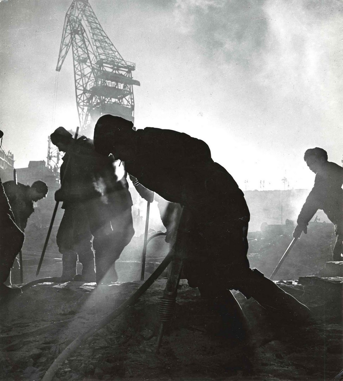 Рабочие на закате, 1930. Фотограф Макс Альперт