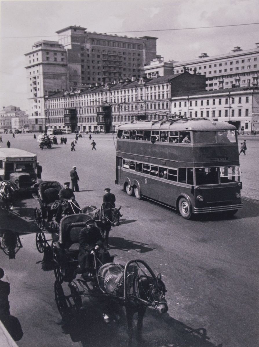 Московский транспорт на стыке эпох, 1939. Фотограф Михаил Прехнер