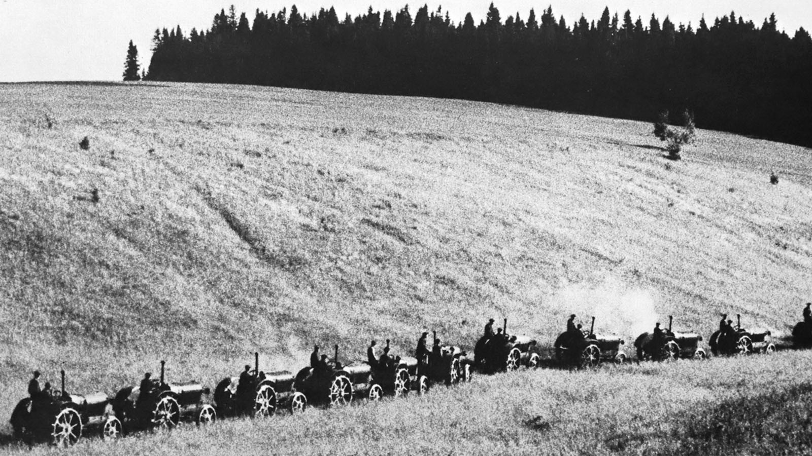 Первые трактора в поволжье, 1930-е. Фотограф Анатолий Скурихин