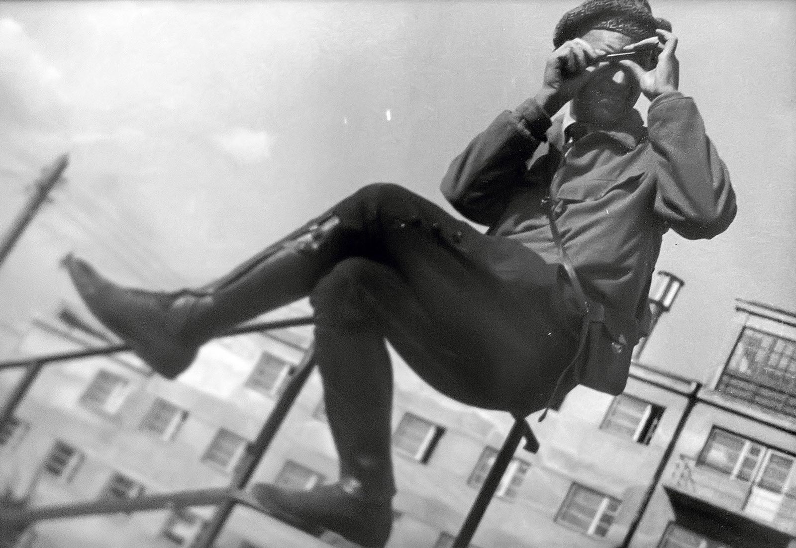 Александр Родченко на перилах с дальномером, 1930. Фотограф Елеазар Лангман