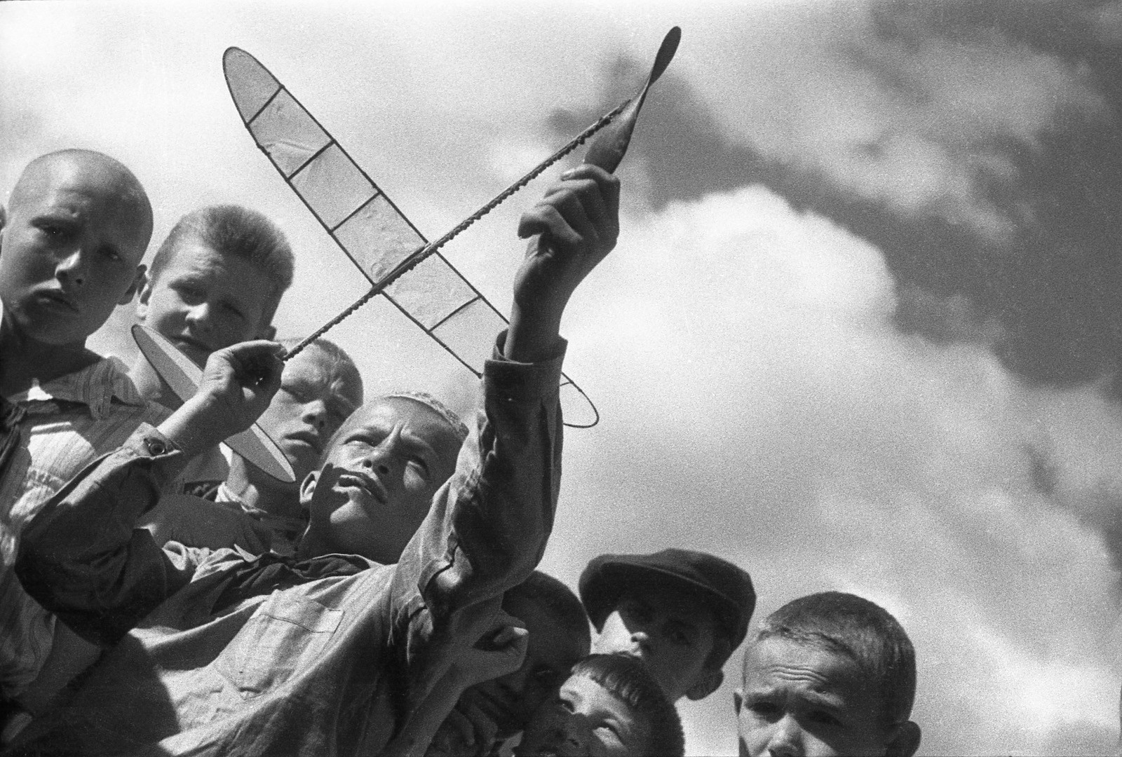 Авиамодельный кружок, 1930-е. Фотограф Эммануил Евзерихин