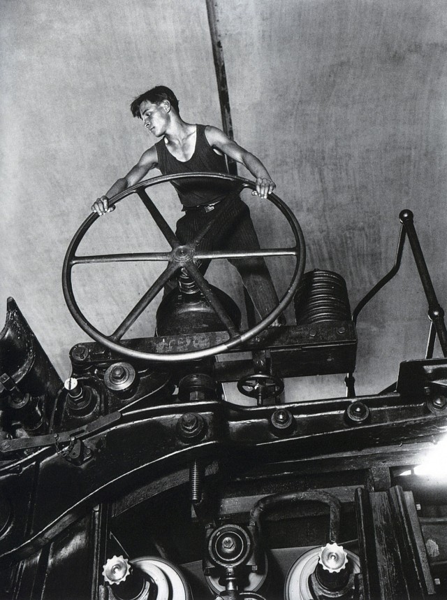 Комсомолец за штурвалом, Балахна, 1929. Фотограф Аркадий Шайхет