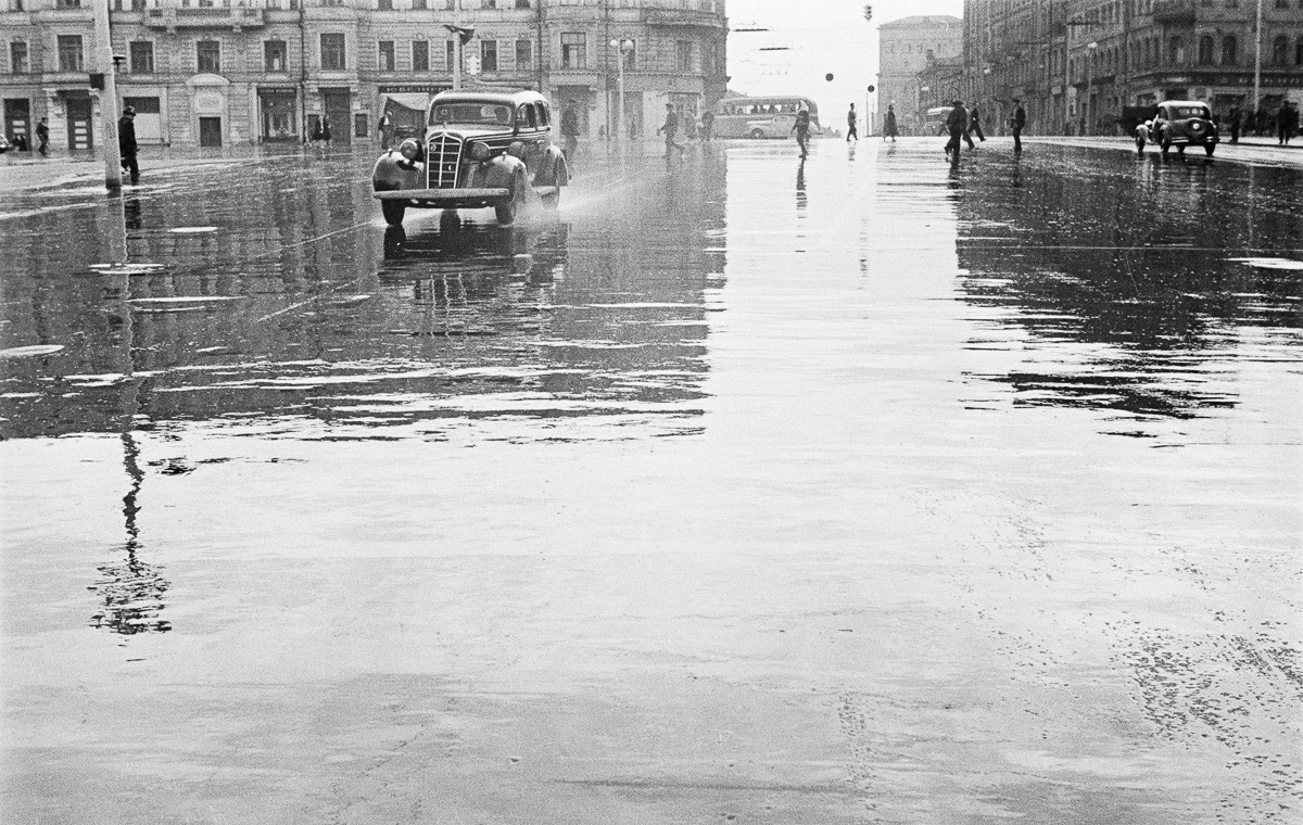 Утро на Триумфальной площади, 1930-е. Фотограф Семён Фридлянд