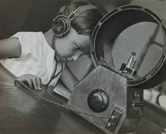 Радиослушатель, 1929. Фотограф Александр Родченко