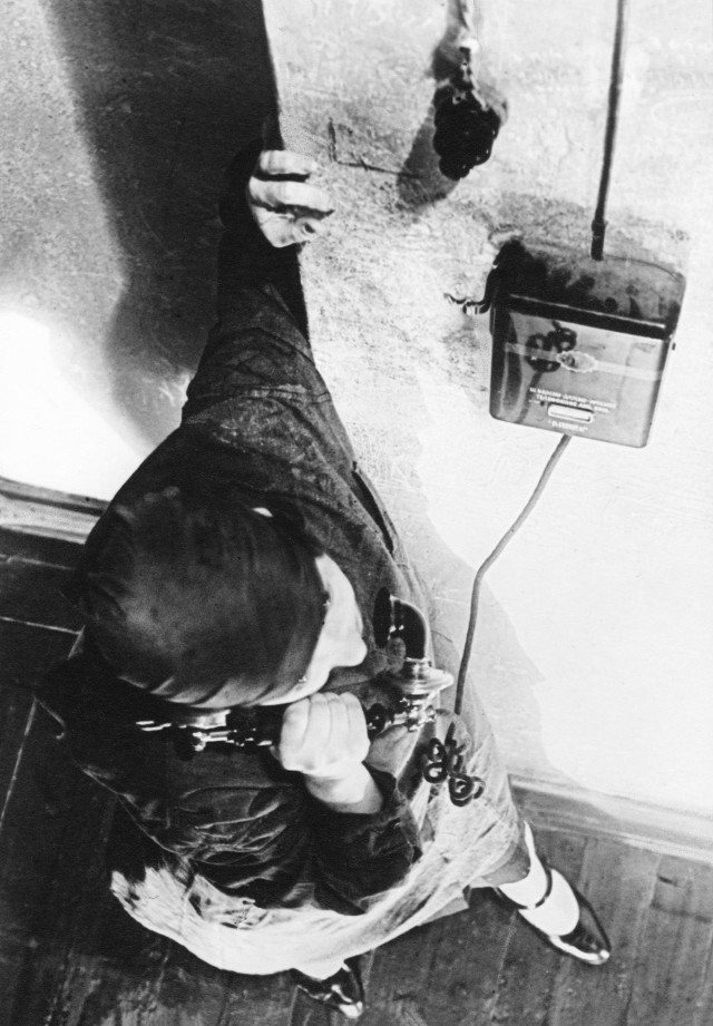 Девушка-курьер, 1928. Фотограф Александр Родченко