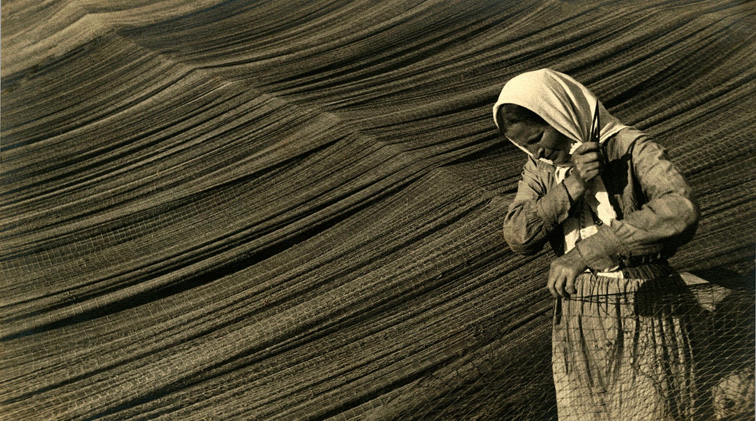 Починка сетей на Волге, 1934. Фотограф Михаил Прехнер