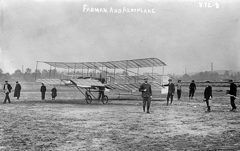 Анри Фарман (в центре) возле своего аэроплана
