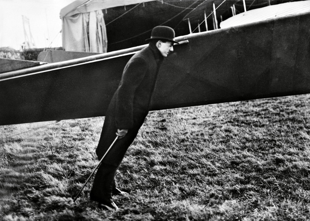 На ветру пропеллера. 1911 год. Фотограф: Жак-Анри Лартиг