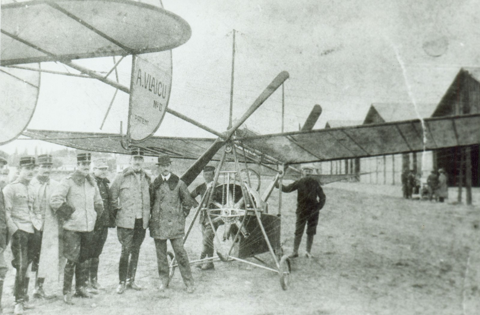 Аурел Влайку пытался первым перелететь через Карпаты на своем самолёте A. Vlaicu Nr. II, летчик разбился насмерть