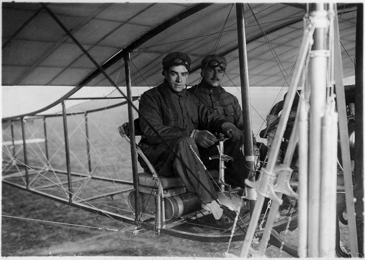 Луи Блерио — французский изобретатель, авиатор и предприниматель, основатель авиапредприятий Bleriot-Voisin (совместно с Габриэлем Вуазеном) и Bleriot Aeronautique