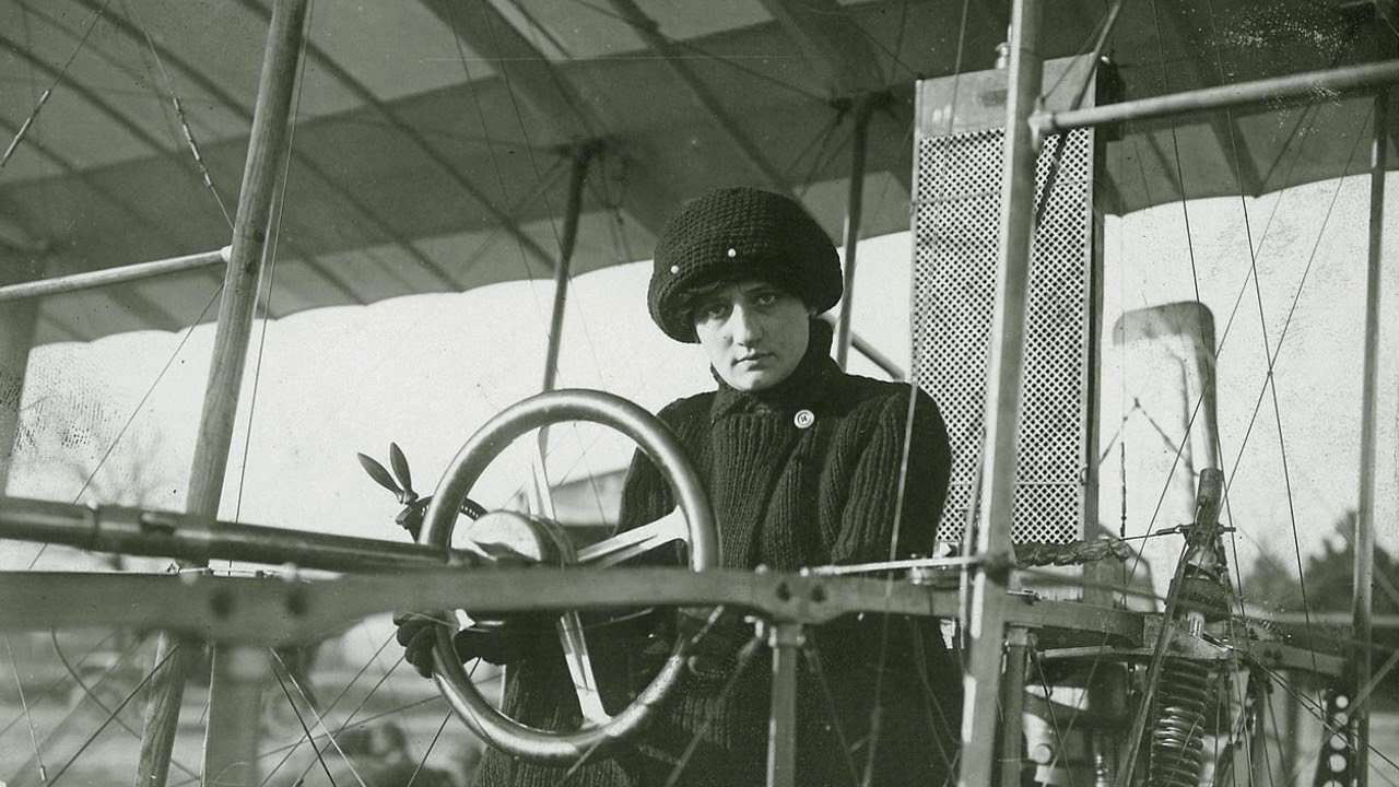 Баронесса Раймонда де Ларош пролетела на биплане братьев Вуазен 300 метров. Известна как первая в истории женщина, управлявшая самолетом