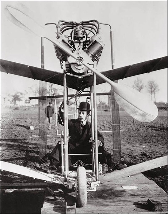 23 октября 1906 года французский авиатор Сантос-Дюмон совершил полет на самолете, преодолев расстояние 60 метров на высоте 2–3 метра