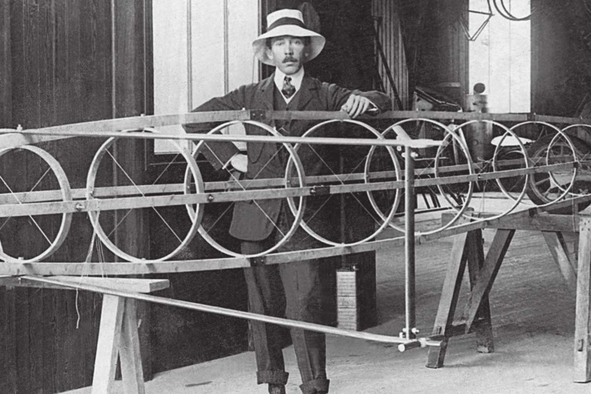 Изобретатель Альберто Сантос-Дюмон выступал против использования авиации в военных целях. Учёный не был услышан и в отчаянии повесился