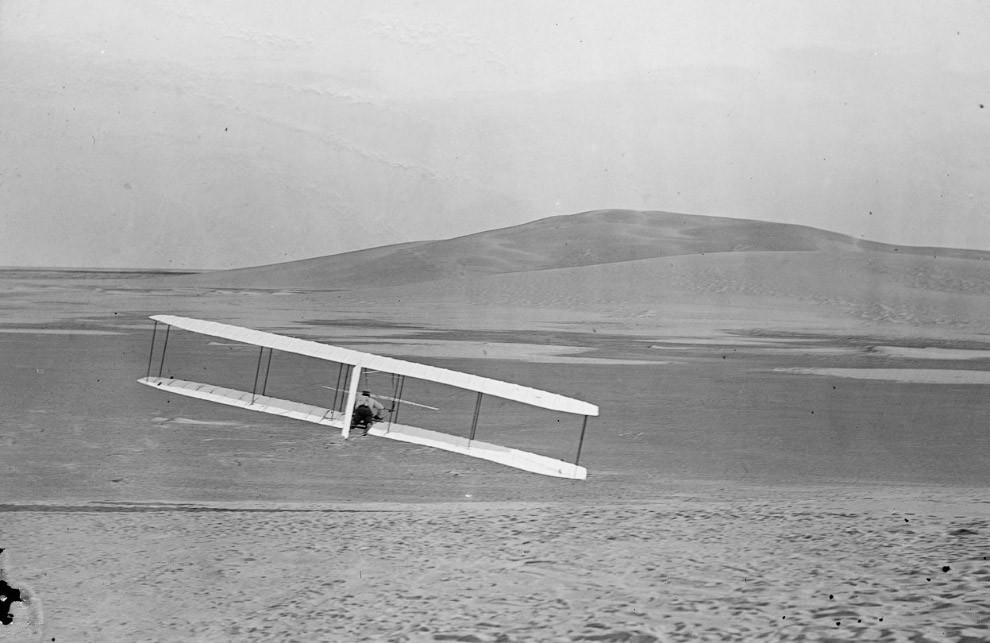 Американцы Уилбур и Орвилл Райты – изобрели первый управляемый летательный аппарат тяжелее воздуха