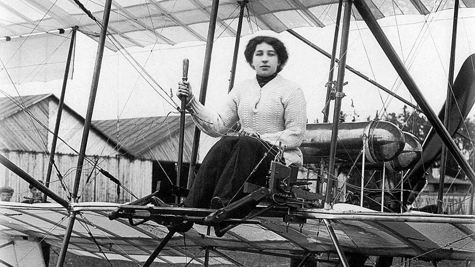 Лидия Зверева – выпускница Мариинского женского училища . В 1910 году поступила в Гатчинскую авиашколу «Гамаюн». Выдержав все выпускные экзамены, стала первой в России женщиной-авиатором 