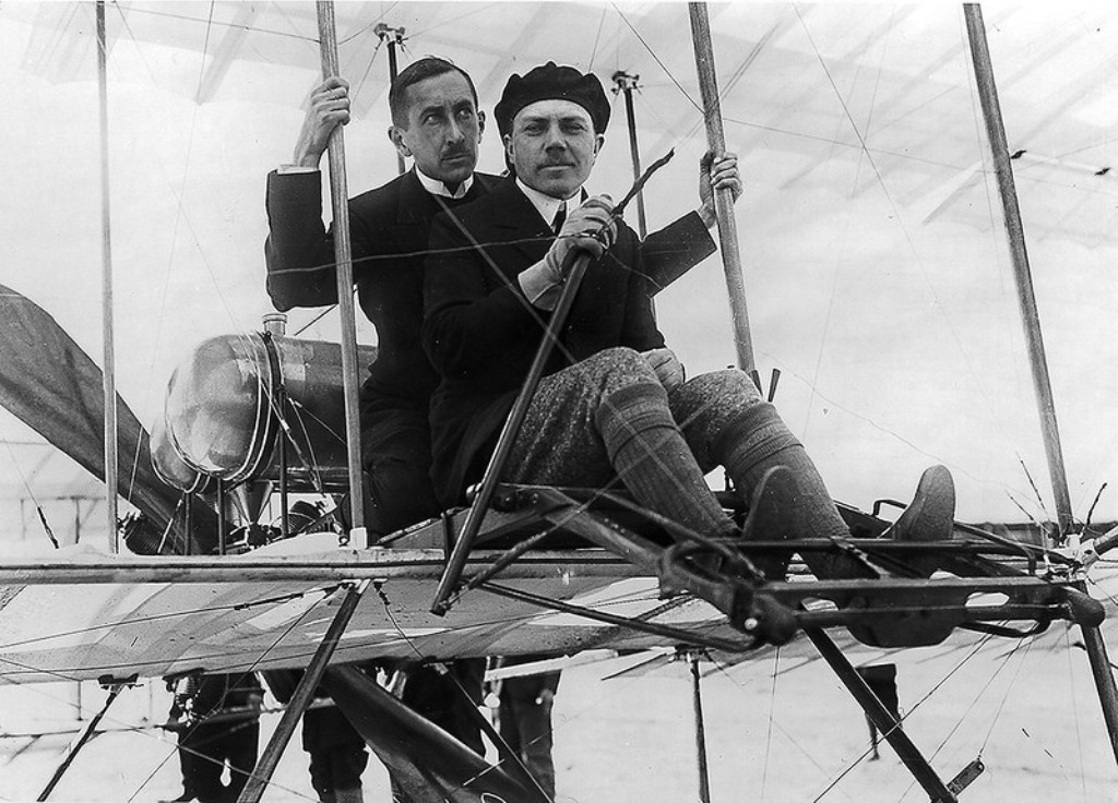 Первый дипломированный российский лётчик Михаил Ефремов прошёл обучение в лётной школе Анри Формана. 21 марта 1910 года в Одессе состоялся первый публичный полёт