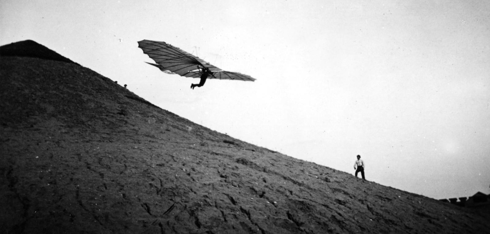 Немецкий летающий человек, пионер авиации Отто Лилиенталь пилотирует один из своих новаторских планеров