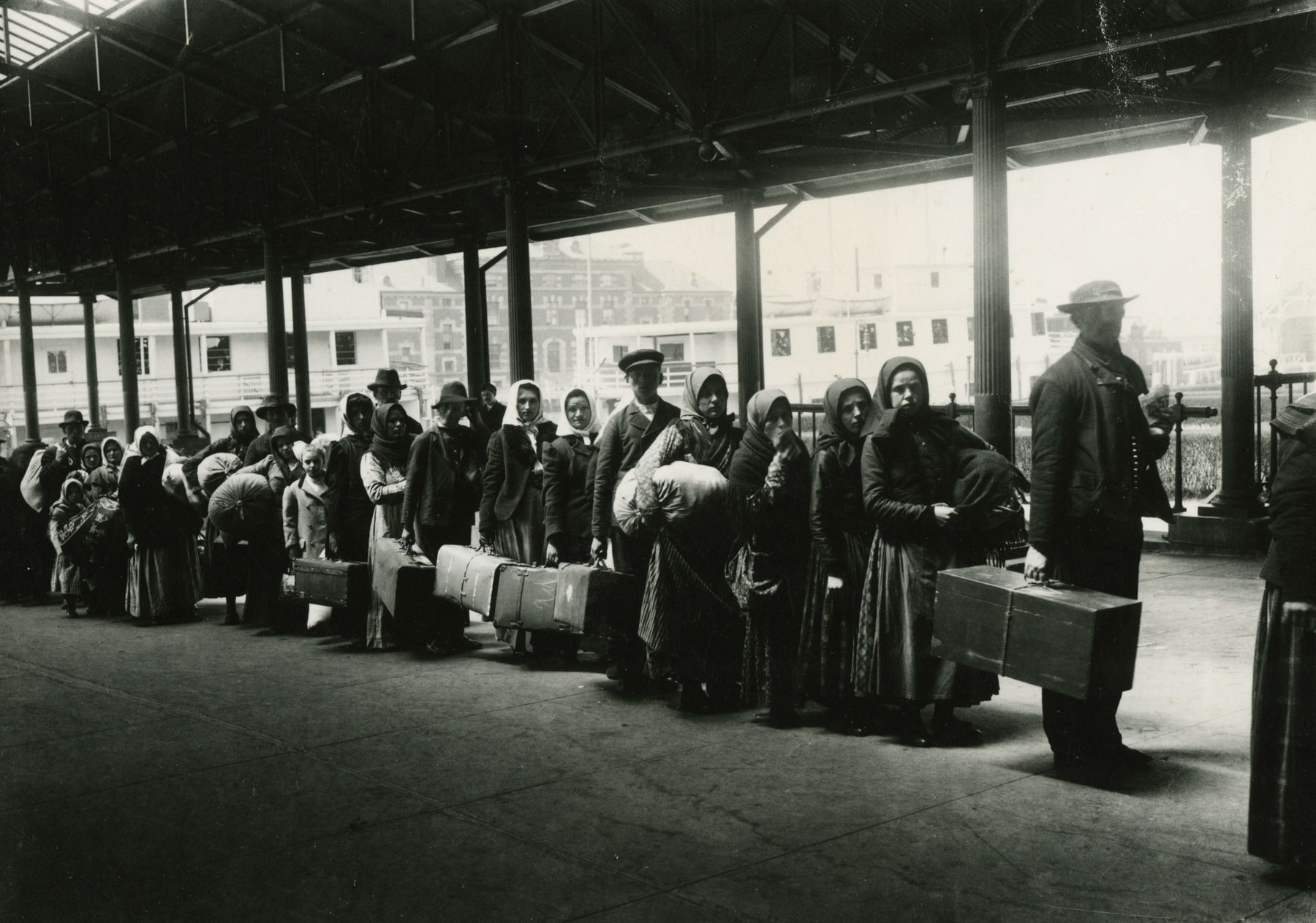 Иммигранты на острове Эллис, ожидающие парома в город, ок. 1900 года