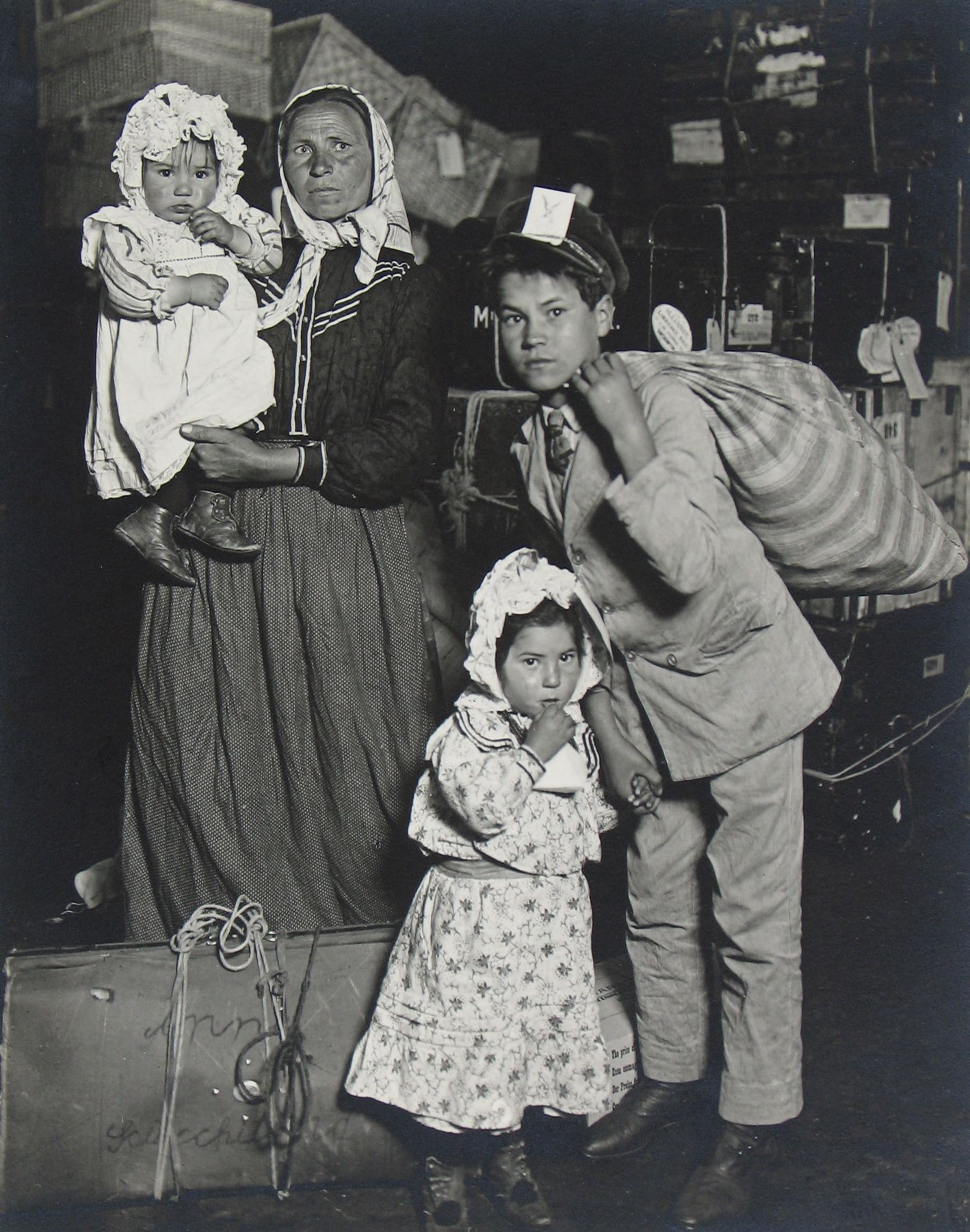 Итальянская семья ищет потерянный багаж, остров Эллис, 1905. Фотограф Льюис Хайн
