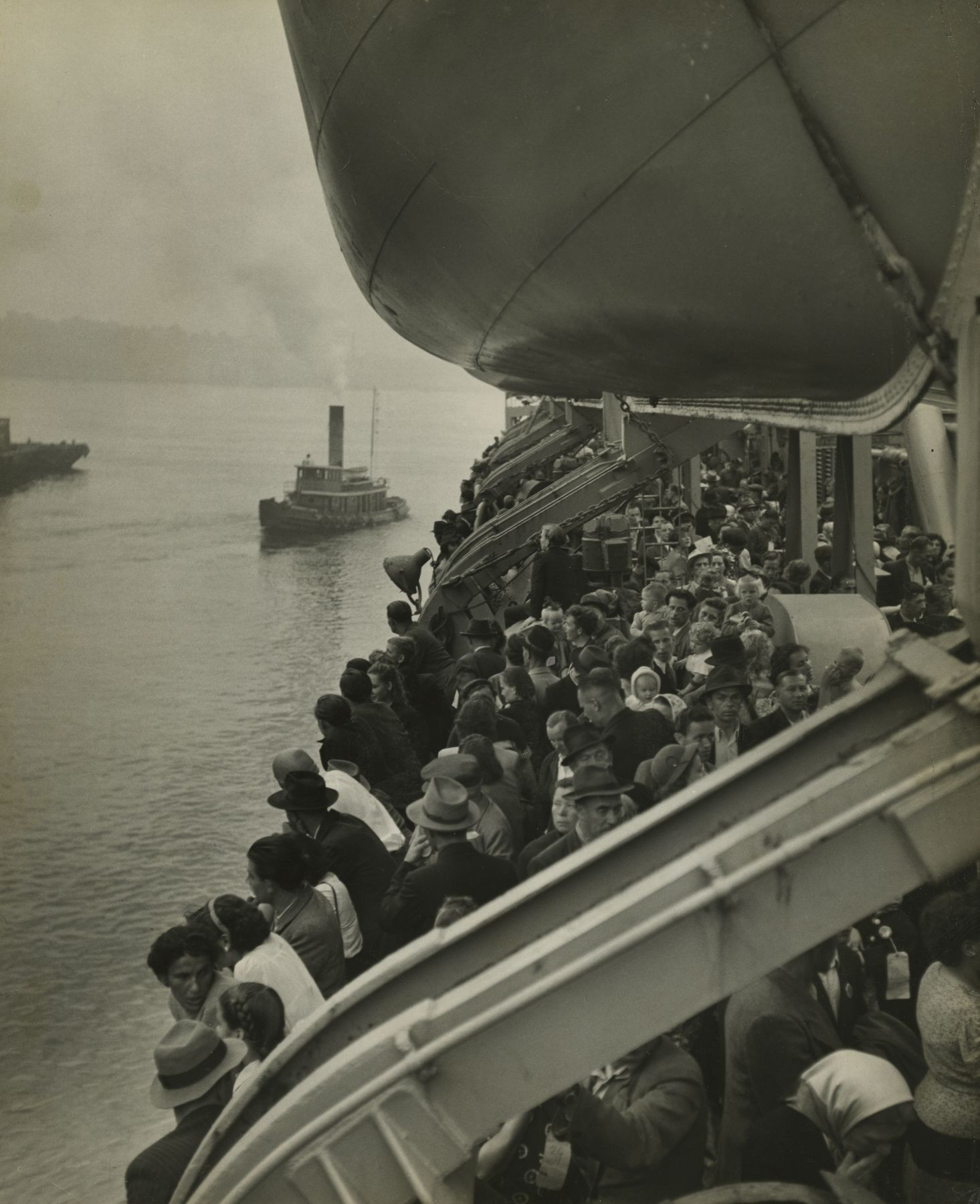 Судно с иммигрантами в бухте Нью-Йорка, 1951. Фотограф Эрнст Хаас